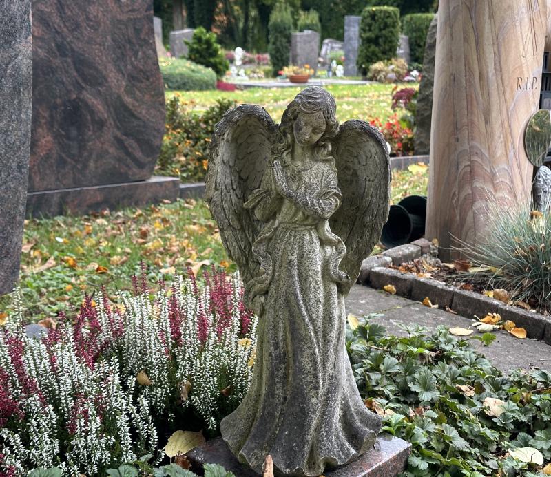 Evangelisch in Lippe - Grabschmuck: Engelsfigur auf dem Friedhof in Lage-Billinghausen.