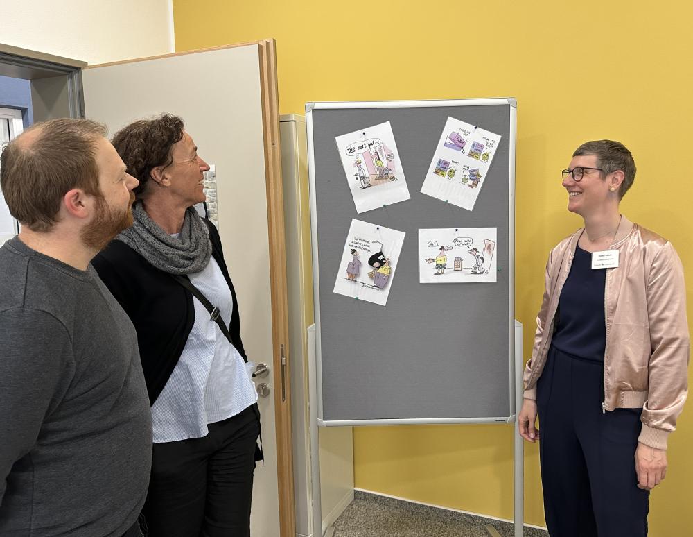 Ev. Beratungszentrum stellt sich vor - Tag der offenen Tür mit vielen Netzwerkpartner aus Lippe: Hier Rahel Theisen (rechts) vom Ev. Beratungszentrum im Gespräch mit Sören Rütten und Elke Raker von der profamilia Detmold.