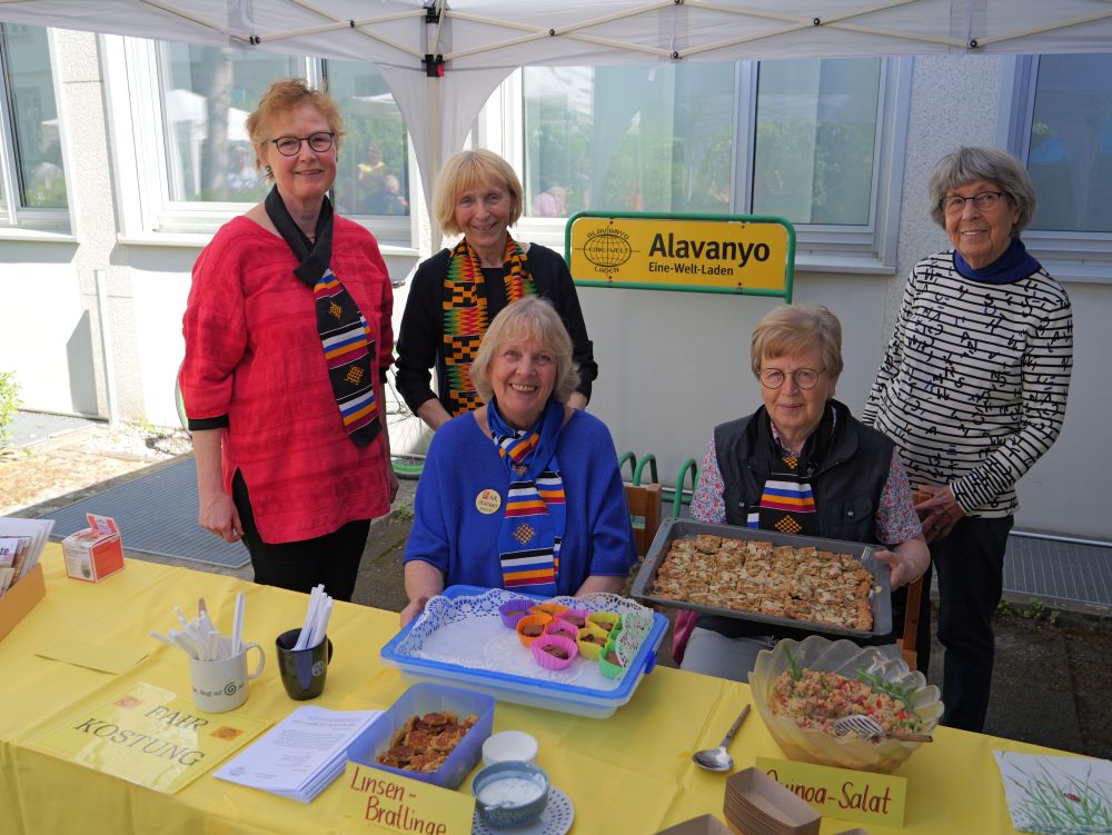 Fest des Fairen Handels - „Fair-Kostung“ mit fair gehandelten Zutaten zubereitet. Mit Barbara Irrgang, Angelika Wolf, Marianne Thurner, Irmgard Rottmann und Christa Goeken (von links).