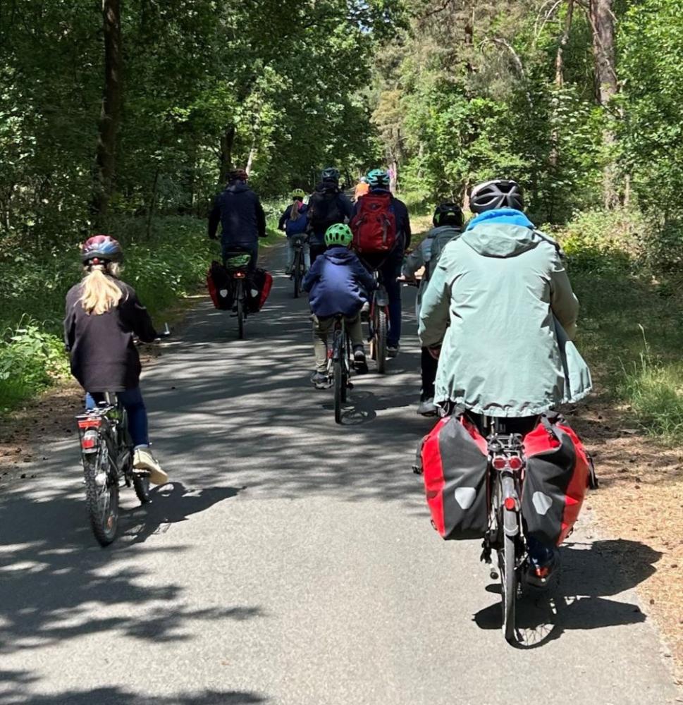 Väter und Kinder mit dem Fahrrad unterwegs -