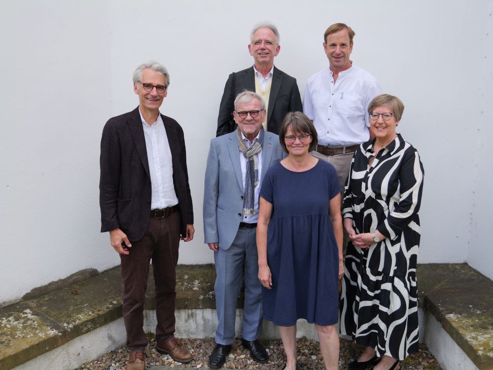 Klangvoller Auftakt in Heiden - Eröffnung des 17. Lippischen Orgelsommers 2025 in Heiden. Mit Kirchenrat Thomas Warnke, Friedrich Brakemeier, Landeskantor KMD Burkhard Geweke, Pfarrerin Brigitte Fenner, Organist Torsten Schmidt und Kirchenführerin Susanne Schüring-Pook (von links). Sechs Personen stehen beisammen.